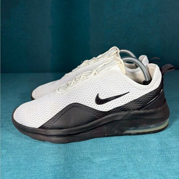 Size 9.5 - Women’s Nike Air Max Motion 2 shoes - Picture 1 of 9